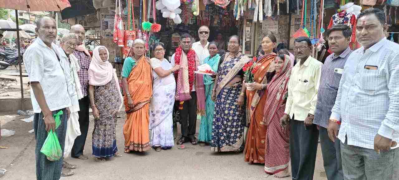 नवनिर्वाचित उपनगराध्यक्ष राजकुमार एंगडे यांचा फळ विक्रेते व महिलांच्या वतीने सत्कार